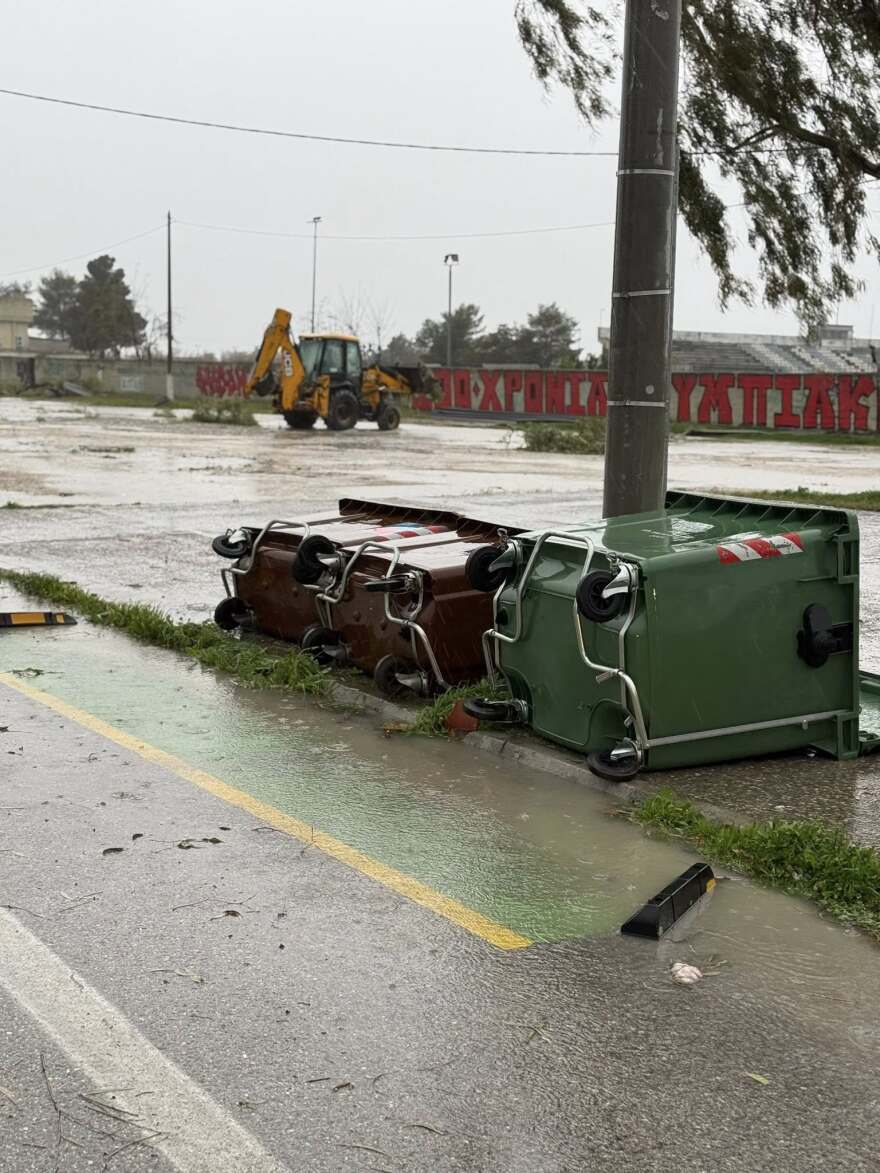 Ανεμοστρόβιλος χτύπησε το Μεσολόγγι: Ξερίζωσε δέντρα και ξήλωσε μεταλλικές κατασκευές, δείτε βίντεο και φωτογραφίες