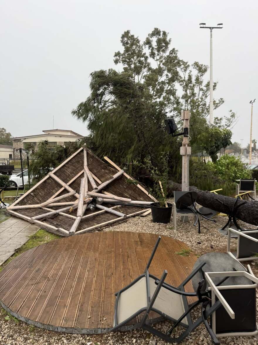 Ανεμοστρόβιλος χτύπησε το Μεσολόγγι: Ξερίζωσε δέντρα και ξήλωσε μεταλλικές κατασκευές, δείτε βίντεο και φωτογραφίες