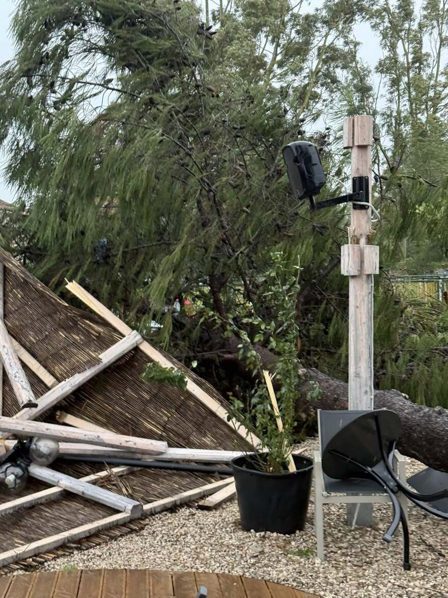 Ανεμοστρόβιλος χτύπησε το Μεσολόγγι: Ξερίζωσε δέντρα και ξήλωσε μεταλλικές κατασκευές, δείτε βίντεο και φωτογραφίες