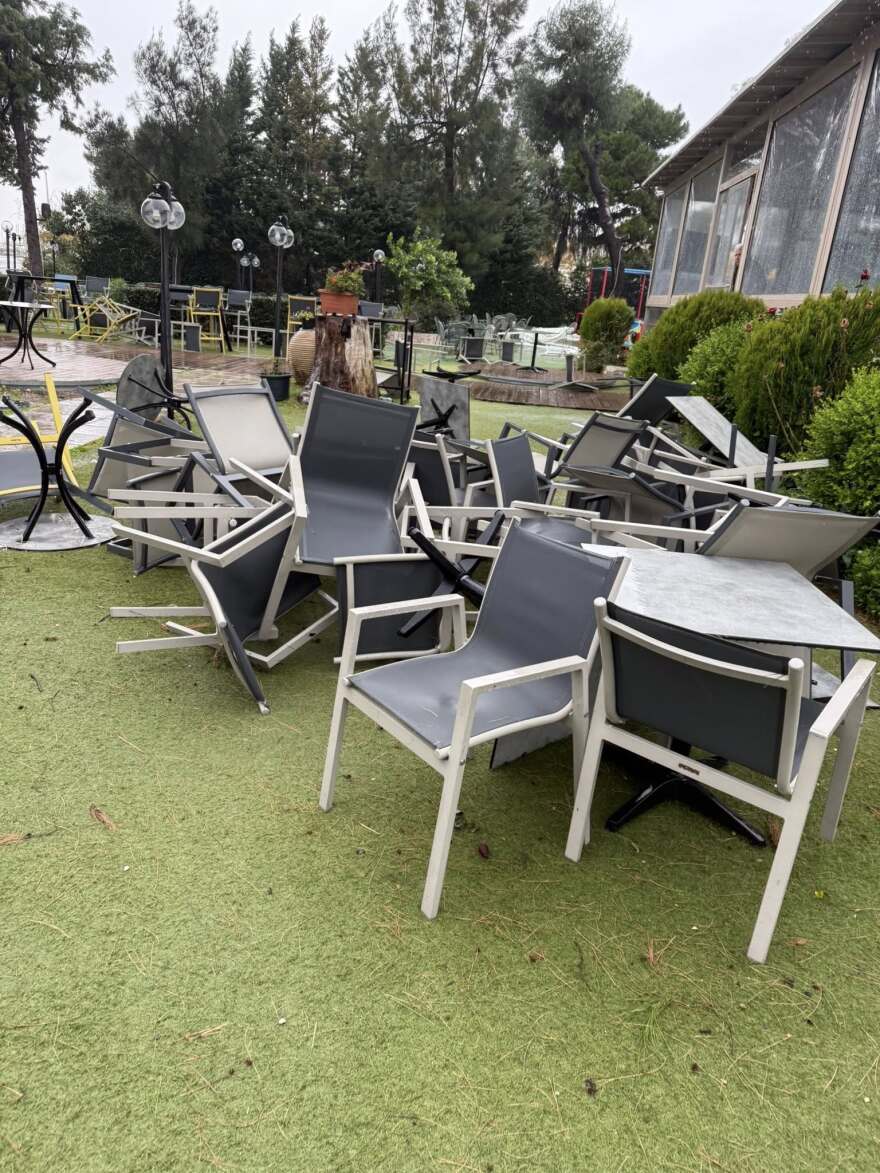 Ανεμοστρόβιλος χτύπησε το Μεσολόγγι: Ξερίζωσε δέντρα και ξήλωσε μεταλλικές κατασκευές, δείτε βίντεο και φωτογραφίες