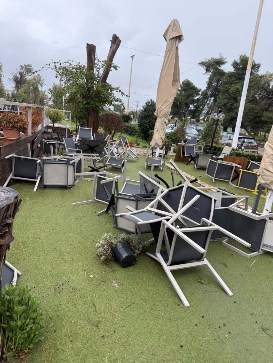 Ανεμοστρόβιλος χτύπησε το Μεσολόγγι: Ξερίζωσε δέντρα και ξήλωσε μεταλλικές κατασκευές, δείτε βίντεο και φωτογραφίες