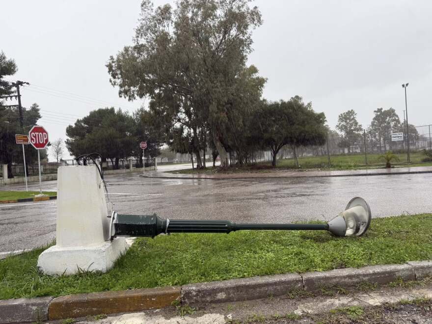 Ανεμοστρόβιλος χτύπησε το Μεσολόγγι: Ξερίζωσε δέντρα και ξήλωσε μεταλλικές κατασκευές, δείτε βίντεο και φωτογραφίες
