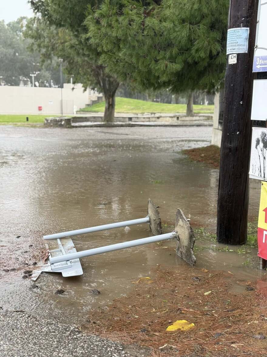 Ανεμοστρόβιλος χτύπησε το Μεσολόγγι: Ξερίζωσε δέντρα και ξήλωσε μεταλλικές κατασκευές, δείτε βίντεο και φωτογραφίες