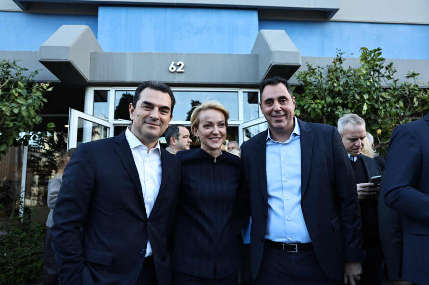 Ο Μητσοτάκης κόβει την πίτα στα γραφεία της ΝΔ, δείτε βίντεο και φωτογραφίες
