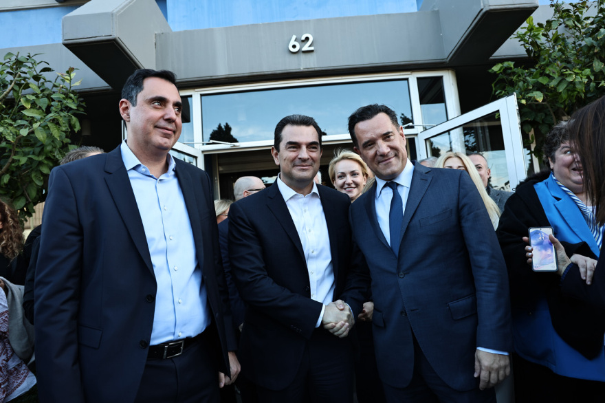 Ο Μητσοτάκης κόβει την πίτα στα γραφεία της ΝΔ, δείτε βίντεο και φωτογραφίες
