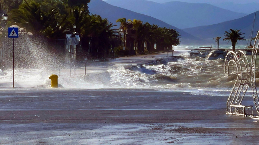 Εισβολή της κακοκαιρίας στην Αχαΐα: Η θάλασσα βγήκε στη στεριά στο Ρίο λόγω των δυνατών ανέμων, ισχυρή χαλαζόπτωση στην Πάτρα