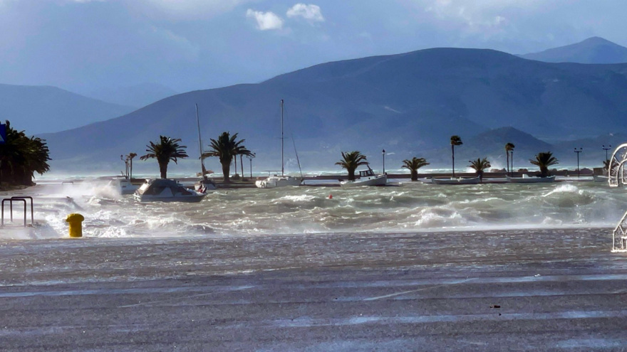 Εισβολή της κακοκαιρίας στην Αχαΐα: Η θάλασσα βγήκε στη στεριά στο Ρίο λόγω των δυνατών ανέμων, ισχυρή χαλαζόπτωση στην Πάτρα