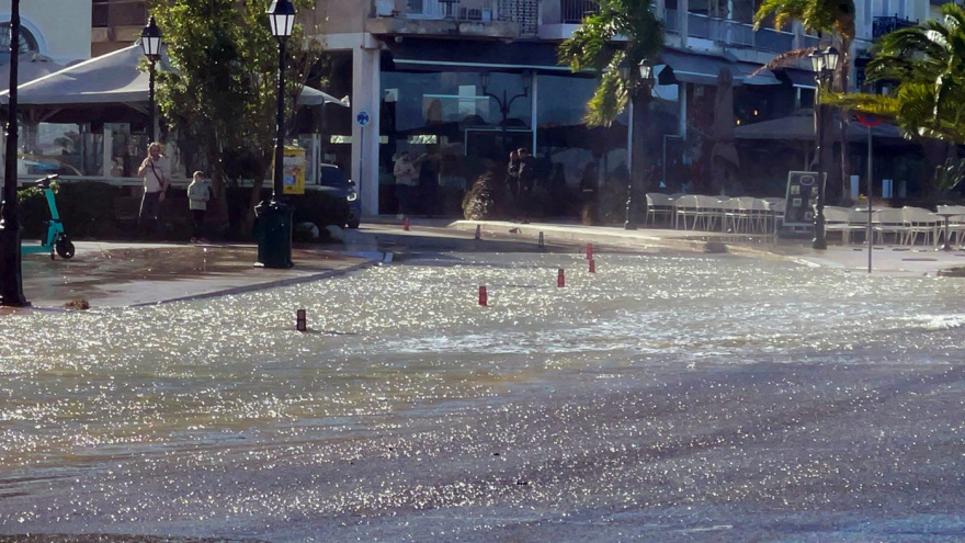 Εισβολή της κακοκαιρίας στην Αχαΐα: Η θάλασσα βγήκε στη στεριά στο Ρίο λόγω των δυνατών ανέμων, ισχυρή χαλαζόπτωση στην Πάτρα