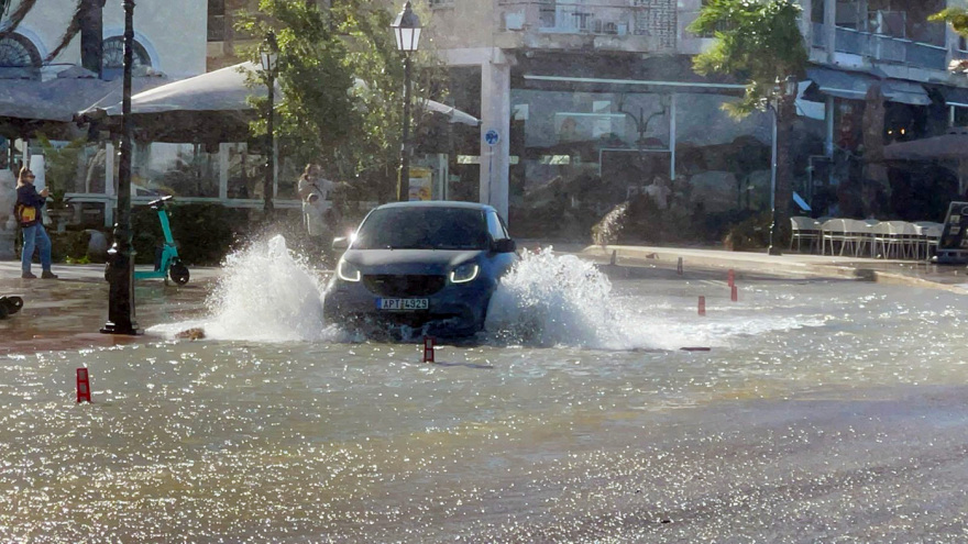 Εισβολή της κακοκαιρίας στην Αχαΐα: Η θάλασσα βγήκε στη στεριά στο Ρίο λόγω των δυνατών ανέμων, ισχυρή χαλαζόπτωση στην Πάτρα