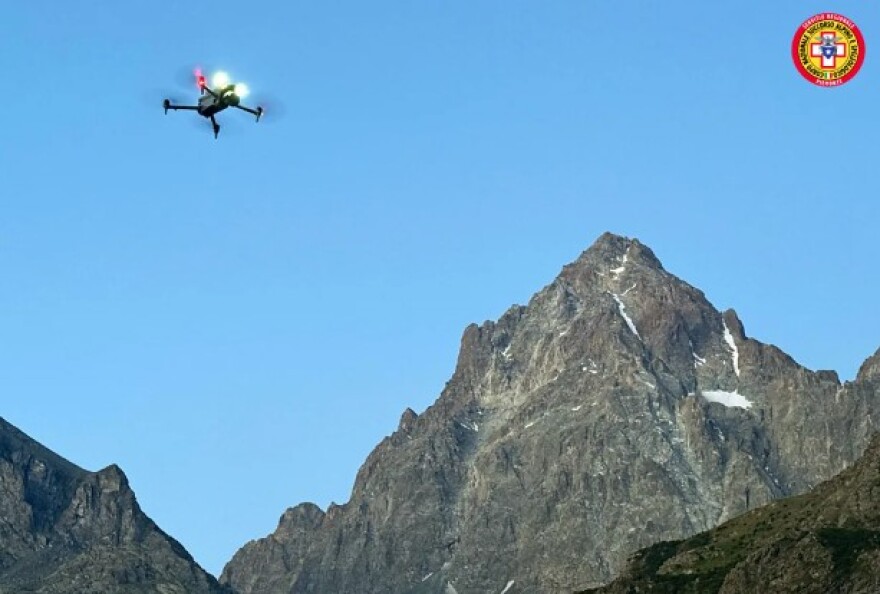 Ένα κόκκινο σημάδι στο χιόνι: Πώς το AI έλυσε το μυστήριο ενός αγνοούμενου ορειβάτη