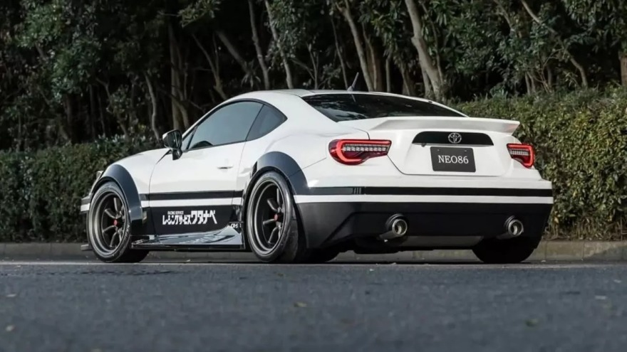 Μια σύγχρονη Toyota 86 με pop-up προβολείς