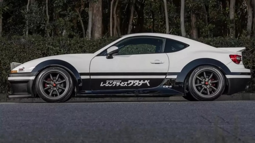 Μια σύγχρονη Toyota 86 με pop-up προβολείς