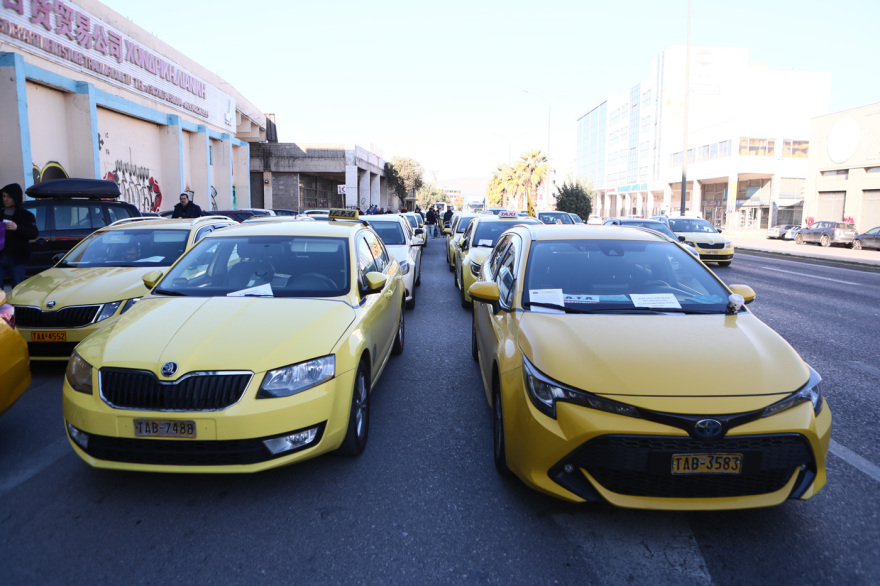 Απεργία ταξί: Με καπνογόνα και κόρνες οδεύουν προς το υπουργείο Μεταφορών