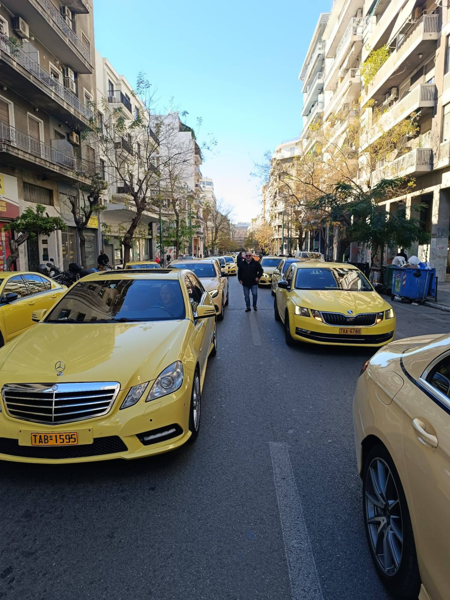 Απεργία ταξί: Με καπνογόνα και κόρνες οδεύουν προς το υπουργείο Μεταφορών
