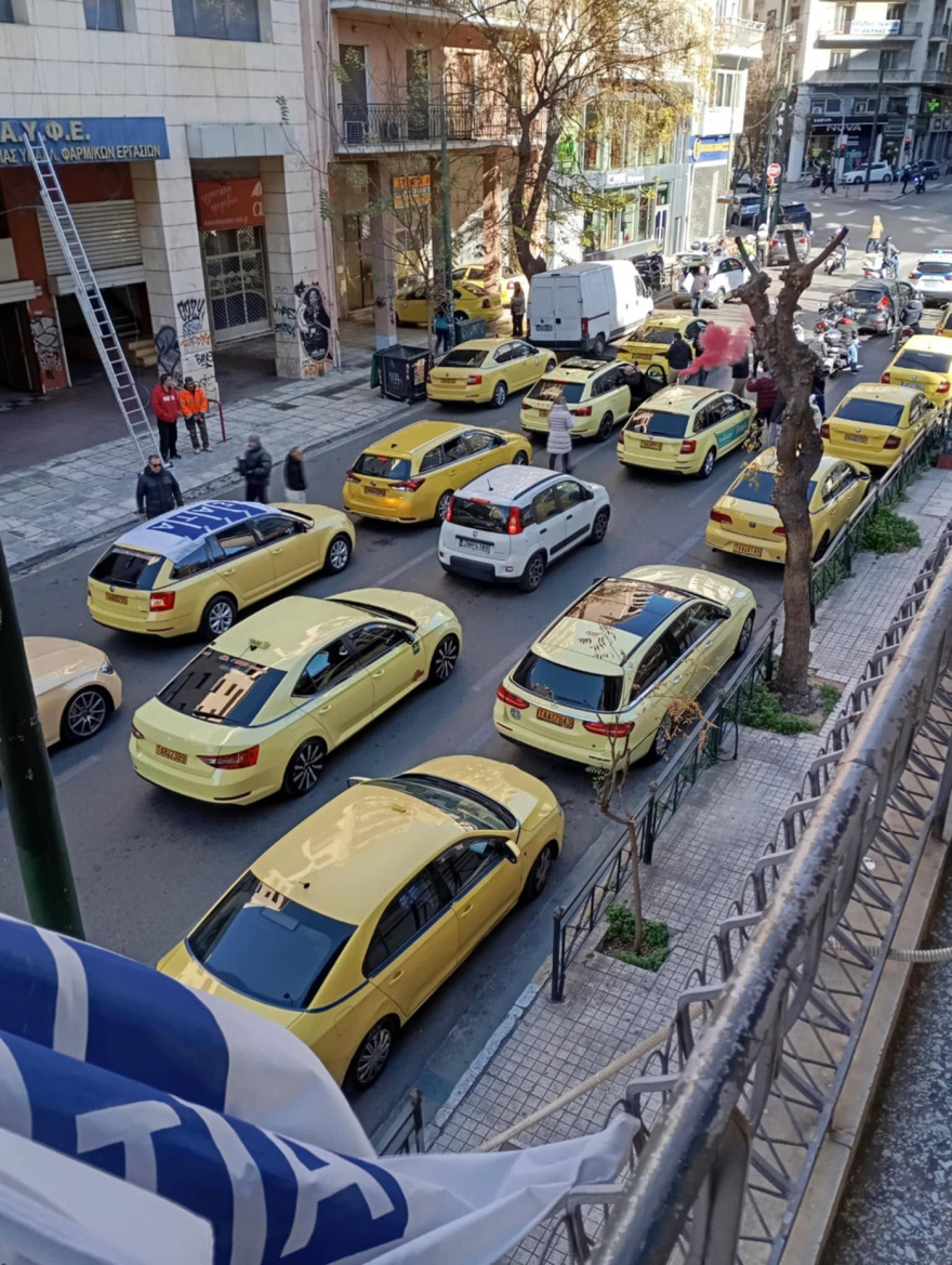 Απεργία ταξί: Με καπνογόνα και κόρνες οδεύουν προς το υπουργείο Μεταφορών
