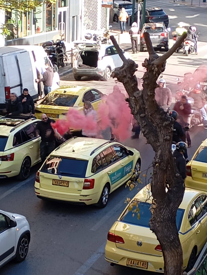 Απεργία ταξί: Με καπνογόνα και κόρνες οδεύουν προς το υπουργείο Μεταφορών
