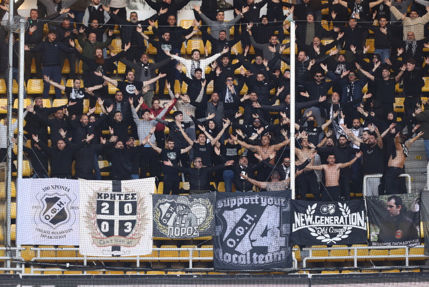 Οι ξέφρενοι πανηγυρισμοί των παικτών του ΟΦΗ μαζί με τον κόσμο μετά την πρόκριση κόντρα στην ΑΕΚ, φωτογραφίες