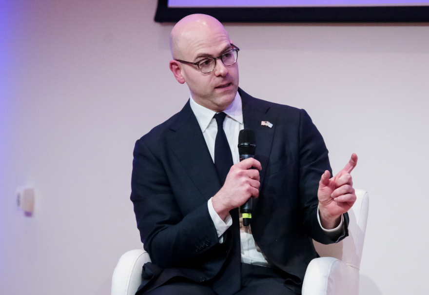 Κλειστή συνάντηση Κίμπερλι Γκίλφοϊλ με τις φαρμακευτικές εταιρείες στο Ελληνοαμερικανικό Εμπορικό Επιμελητήριο