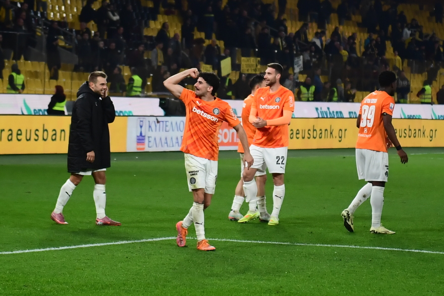 Οι ξέφρενοι πανηγυρισμοί των παικτών του ΟΦΗ μαζί με τον κόσμο μετά την πρόκριση κόντρα στην ΑΕΚ, φωτογραφίες