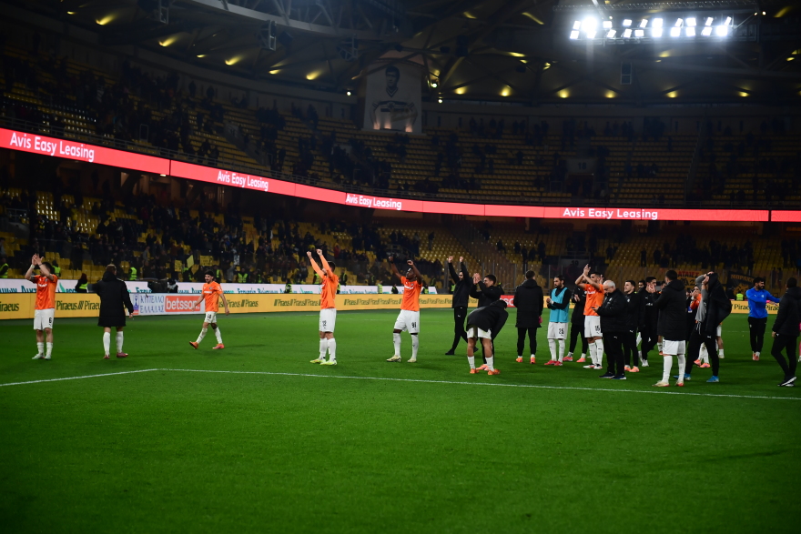 Οι ξέφρενοι πανηγυρισμοί των παικτών του ΟΦΗ μαζί με τον κόσμο μετά την πρόκριση κόντρα στην ΑΕΚ, φωτογραφίες