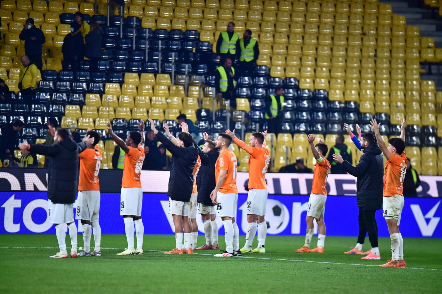 Οι ξέφρενοι πανηγυρισμοί των παικτών του ΟΦΗ μαζί με τον κόσμο μετά την πρόκριση κόντρα στην ΑΕΚ, φωτογραφίες