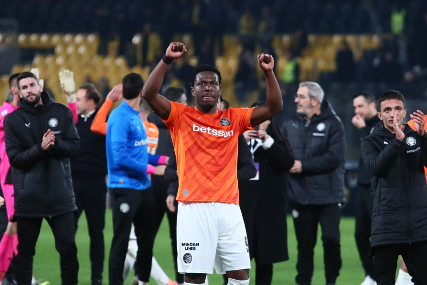 Οι ξέφρενοι πανηγυρισμοί των παικτών του ΟΦΗ μαζί με τον κόσμο μετά την πρόκριση κόντρα στην ΑΕΚ, φωτογραφίες