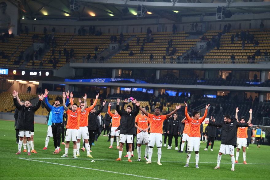 Οι ξέφρενοι πανηγυρισμοί των παικτών του ΟΦΗ μαζί με τον κόσμο μετά την πρόκριση κόντρα στην ΑΕΚ, φωτογραφίες