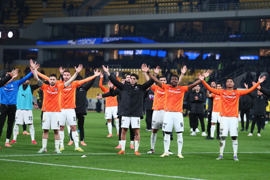 Οι ξέφρενοι πανηγυρισμοί των παικτών του ΟΦΗ μαζί με τον κόσμο μετά την πρόκριση κόντρα στην ΑΕΚ, φωτογραφίες