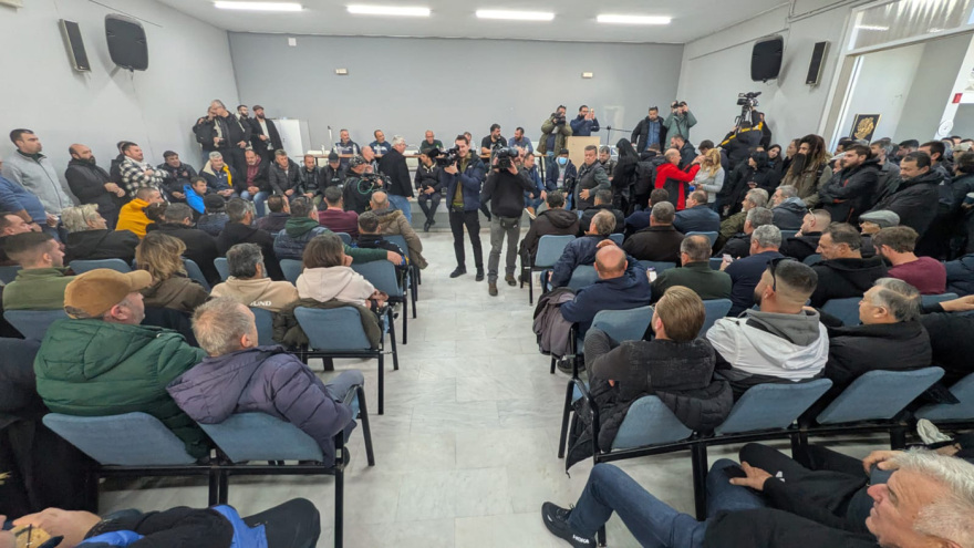 Σε εξέλιξη η πανελλαδική σύσκεψη αγροτών στον Παλαμά, εξετάζουν συνάντηση με την κυβέρνηση