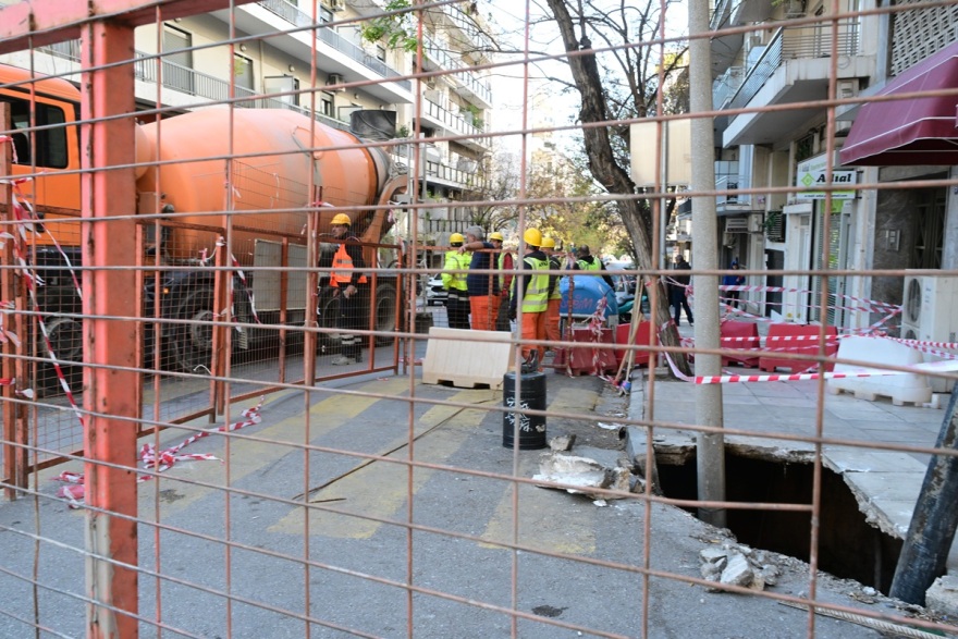 Καθίζηση σε δρόμο στο κέντρο της Αθήνας, δείτε βίντεο και φωτογραφίες