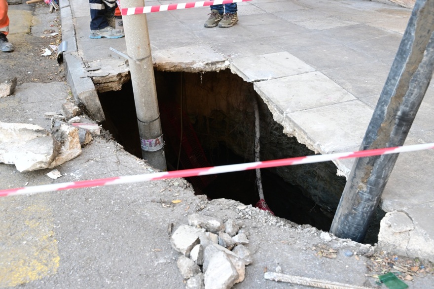 Καθίζηση σε δρόμο στο κέντρο της Αθήνας, δείτε βίντεο και φωτογραφίες