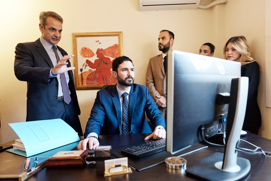 Σε δικηγορικό γραφείο για την παρουσίαση του νέου ψηφιακού δικαστικού φακέλου ο Μητσοτάκης