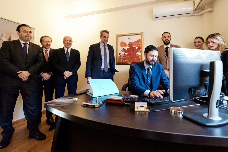 Σε δικηγορικό γραφείο για την παρουσίαση του νέου ψηφιακού δικαστικού φακέλου ο Μητσοτάκης