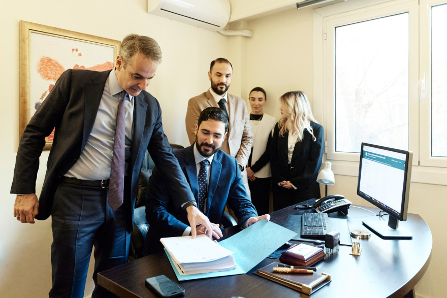 Σε δικηγορικό γραφείο για την παρουσίαση του νέου ψηφιακού δικαστικού φακέλου ο Μητσοτάκης