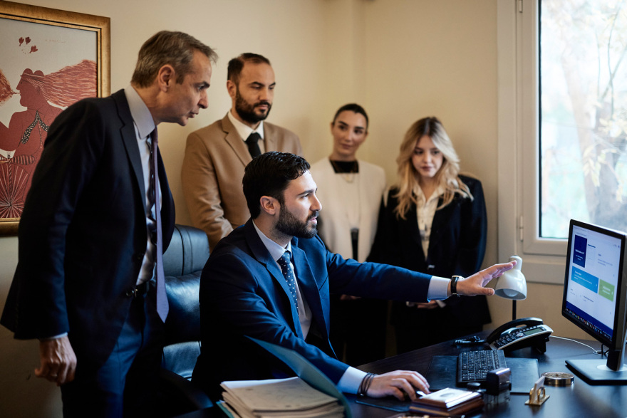 Σε δικηγορικό γραφείο για την παρουσίαση του νέου ψηφιακού δικαστικού φακέλου ο Μητσοτάκης