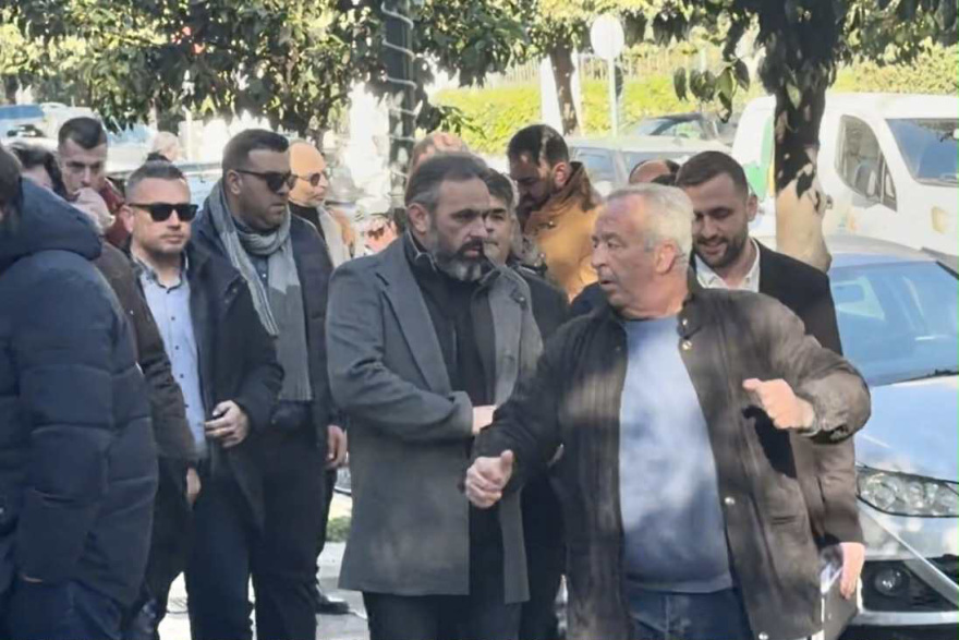 Ο κτηνοτρόφος Νίκος Παρλάντζας από το Deal και τη «Φάρμα»... στη χθεσινή συνάντηση με τον Μητσοτάκη στο Μαξίμου