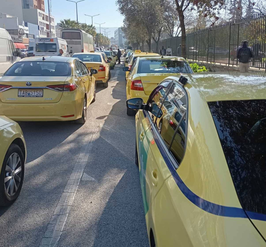 Ταξί: Μηχανοκίνητη πορεία προς το υπουργείο Μεταφορών, ποια είναι τα αιτήματά τους
