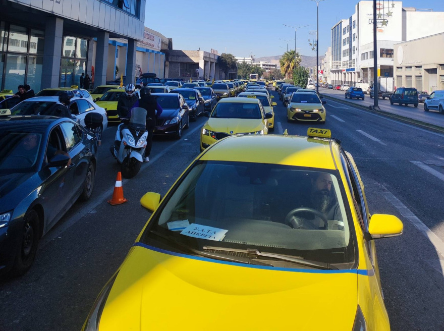 Ταξί: Μηχανοκίνητη πορεία προς το υπουργείο Μεταφορών, ποια είναι τα αιτήματά τους - Δείτε φωτογραφίες