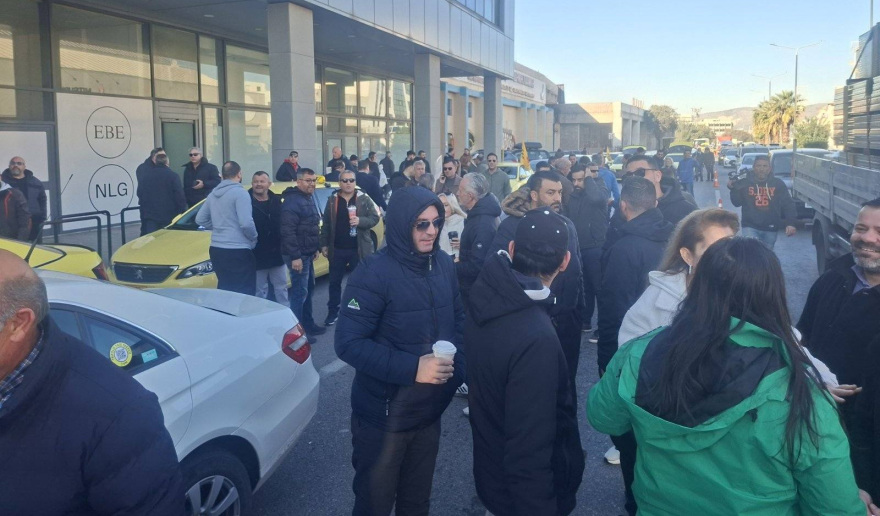 Ταξί: Μηχανοκίνητη πορεία προς το υπουργείο Μεταφορών, ποια είναι τα αιτήματά τους - Δείτε φωτογραφίες