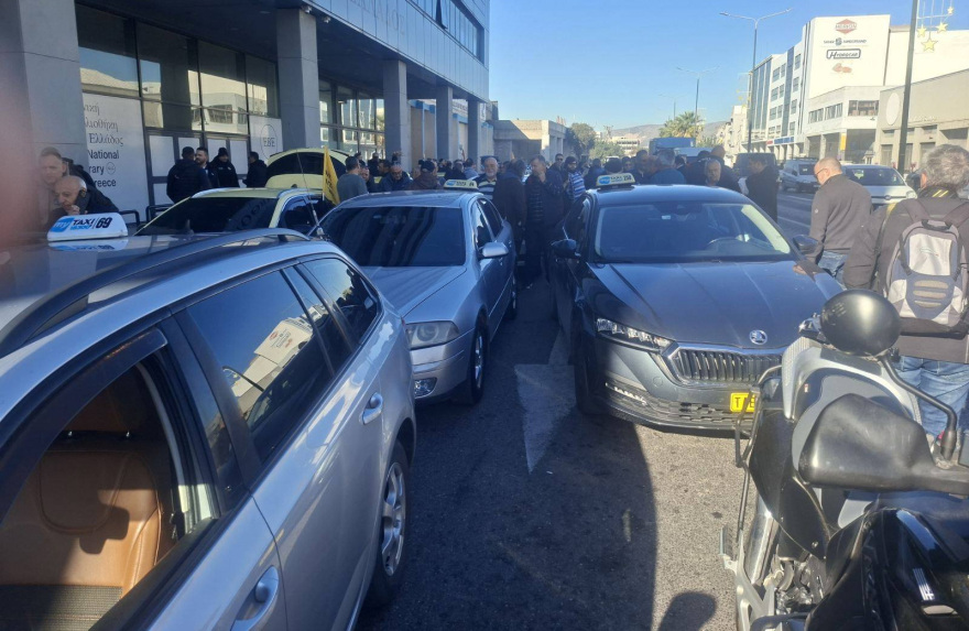 Ταξί: Μηχανοκίνητη πορεία προς το υπουργείο Μεταφορών, ποια είναι τα αιτήματά τους - Δείτε φωτογραφίες