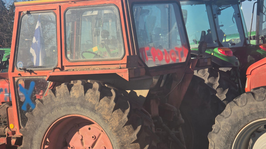«Προδότης»: Βανδάλισαν τρακτέρ αγροτών που πήγαν στη συνάντηση με τον Μητσοτάκη στο μπλόκο της Νίκαιας, δείτε εικόνες