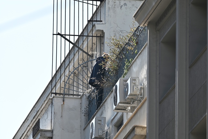 Άνδρας απειλεί να πέσει από το κτίριο της πολεοδομίας στην Ομόνοια, «το κάνει γιατί στις 25 του μήνα θα μας γκρεμίσουν ένα δωμάτιο», λέει η κόρη του