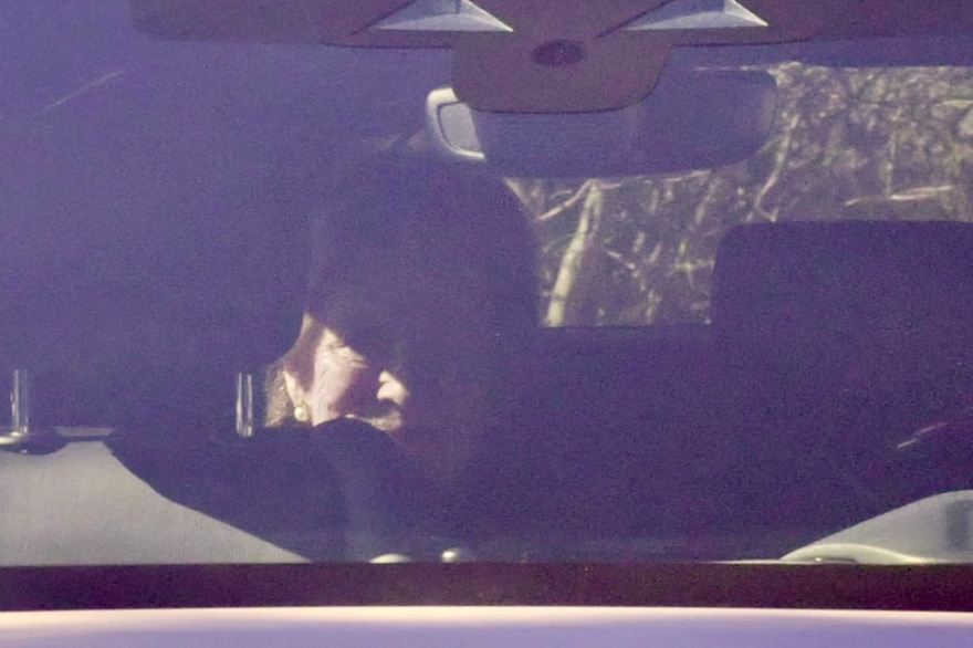 Σε στενό οικογενειακό κύκλο το μνημόσυνο του τέως βασιλιά Κωνσταντίνου, δείτε βίντεο και φωτογραφίες
