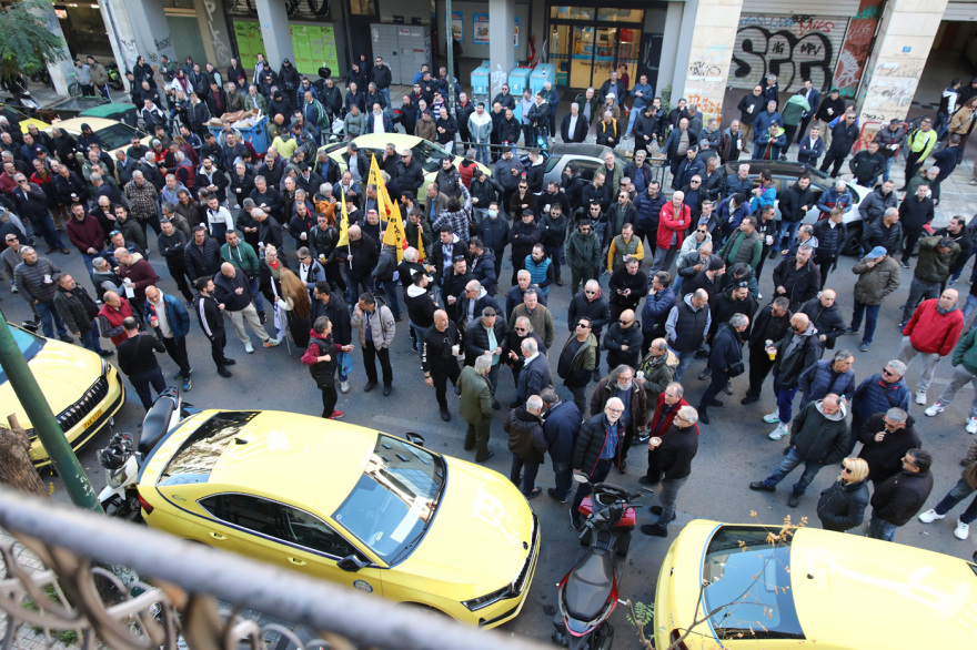 Πορεία και συγκέντρωση των οδηγών ταξί, κλειστό το κέντρο της Αθήνας 