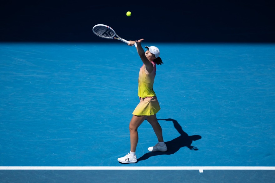 ao_swiatek_rolex_testimonee_serves_at_the_ao_2025