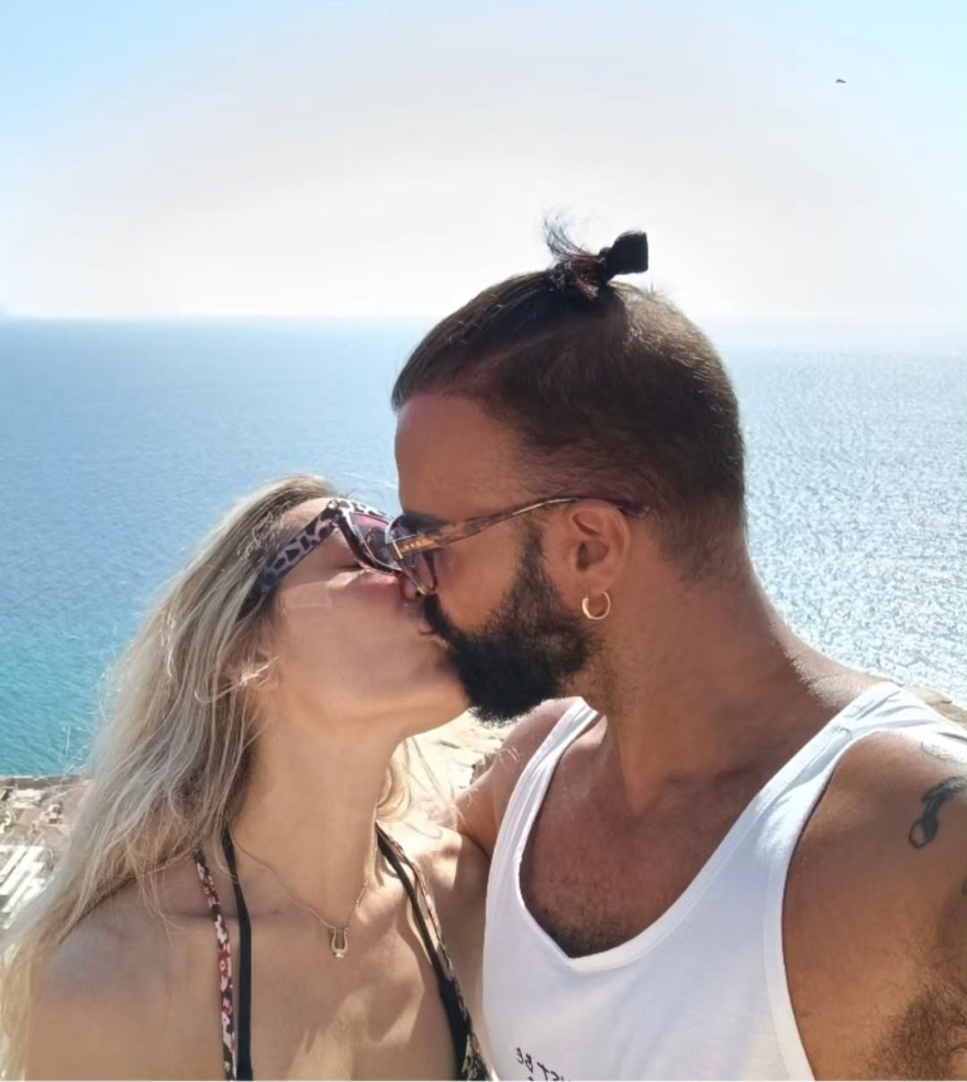 Οι φωτογραφίες του Περικλή Κονδυλάτου με τα φιλιά στο στόμα: Τέσσερα χρόνια όλοι αναρωτιούνται ποιο είναι αυτό το κορίτσι