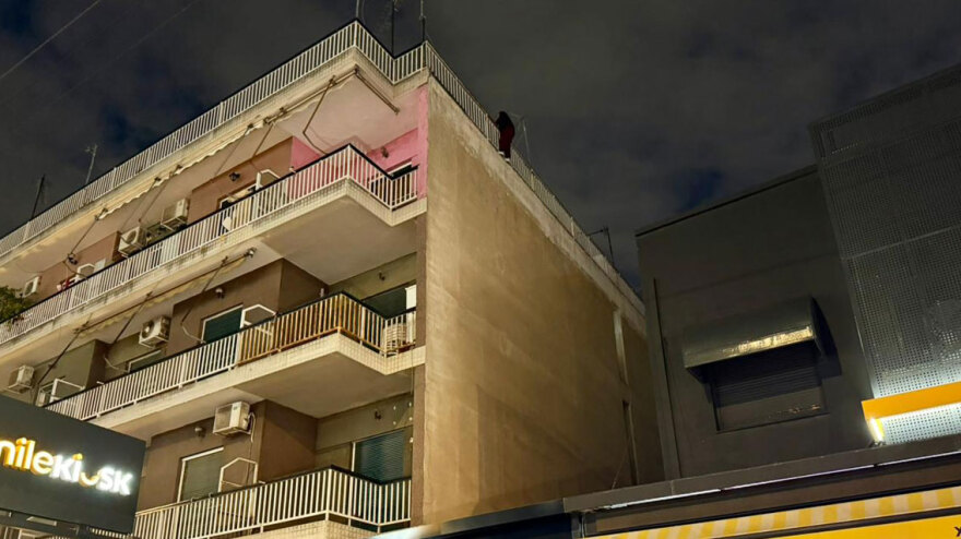 Αίσιο τέλος στο θρίλερ του Κορυδαλλού: Ασφαλής η γυναίκα που απειλούσε να πέσει από ταράτσα πολυκατοικίας, δείτε βίντεο και φωτογραφίες