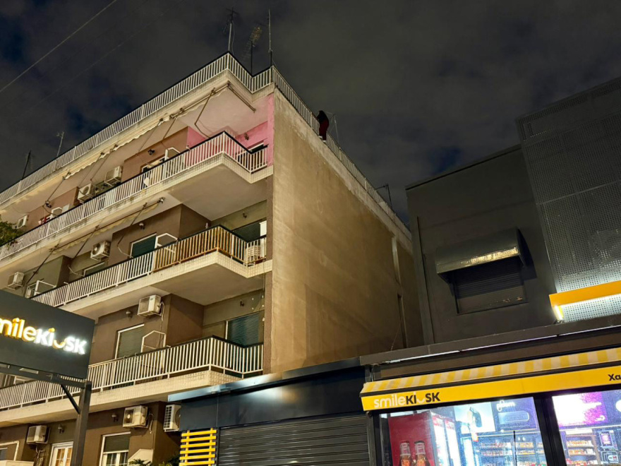 Αίσιο τέλος στο θρίλερ του Κορυδαλλού: Ασφαλής η γυναίκα που απειλούσε να πέσει από ταράτσα πολυκατοικίας, δείτε βίντεο και φωτογραφίες