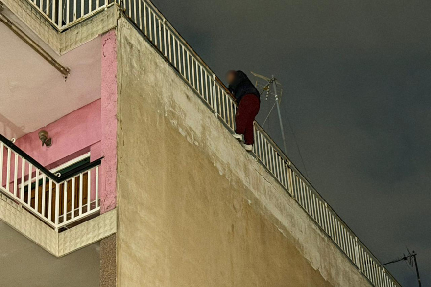 Αίσιο τέλος στο θρίλερ του Κορυδαλλού: Ασφαλής η γυναίκα που απειλούσε να πέσει από ταράτσα πολυκατοικίας, δείτε βίντεο και φωτογραφίες
