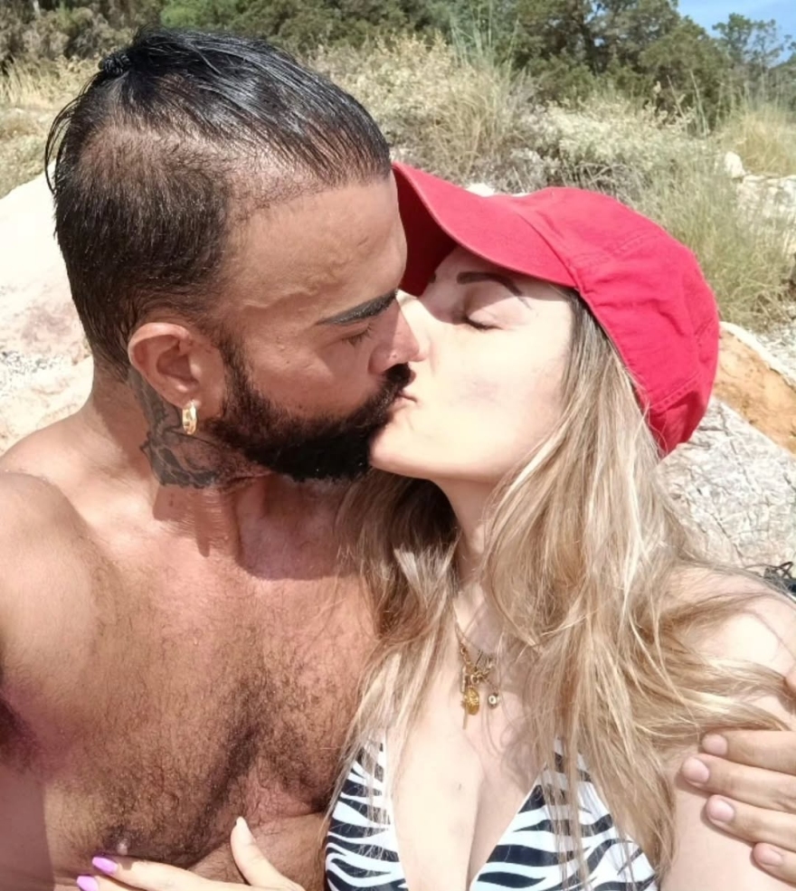 Οι φωτογραφίες του Περικλή Κονδυλάτου με τα φιλιά στο στόμα: Τέσσερα χρόνια όλοι αναρωτιούνται ποιο είναι αυτό το κορίτσι